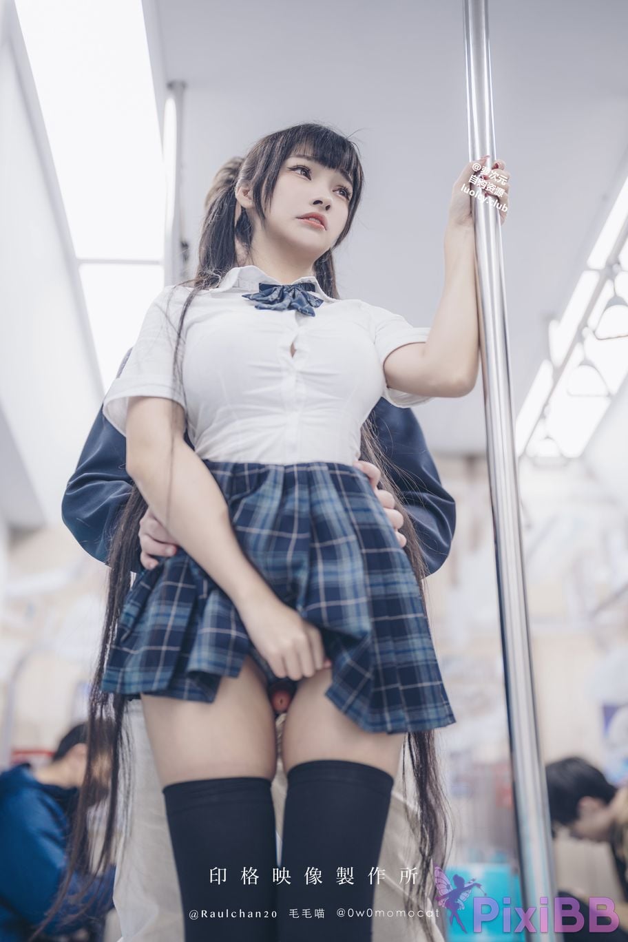 Cosplayer Mumu Momo train commuting girl 8K ver PixiBB.COM 006