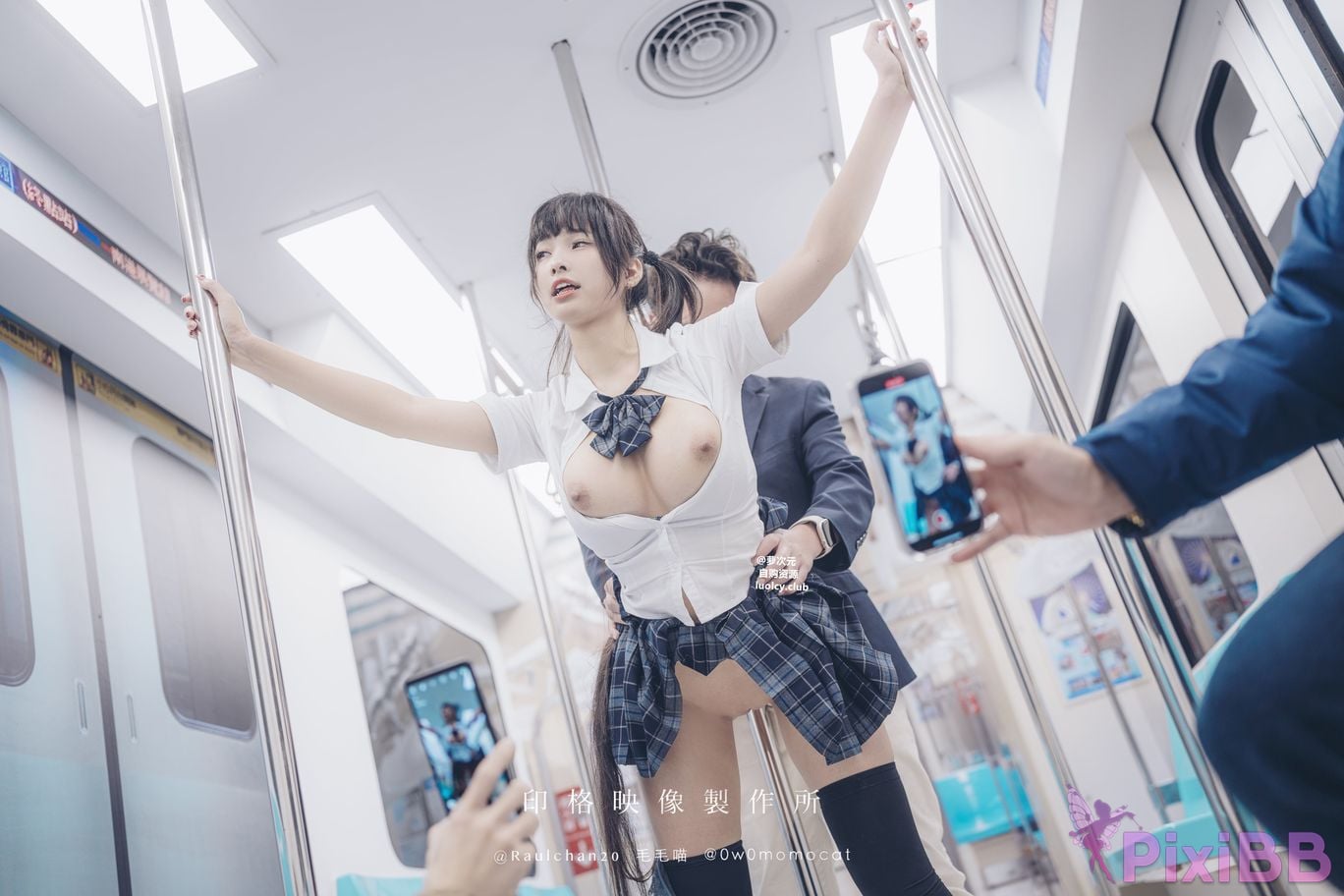 Cosplayer Mumu Momo train commuting girl 8K ver PixiBB.COM 039