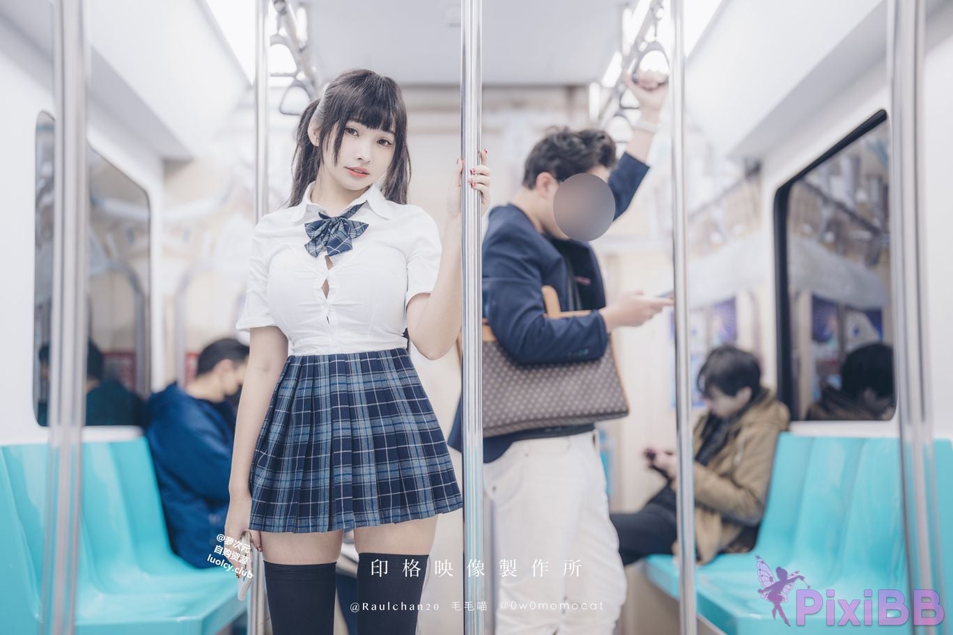Cosplayer Mumu Momo train commuting girl 8K ver PixiBB.COM 044