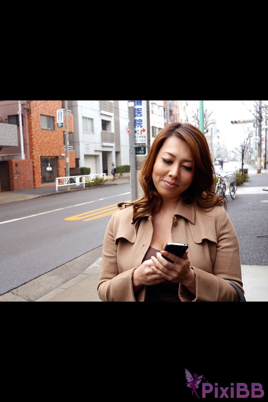 Japanese Idol Yumi Kazama Son in law aims at his mother laws obscene big breasts digital photo book pink club PixiBB.COM 007