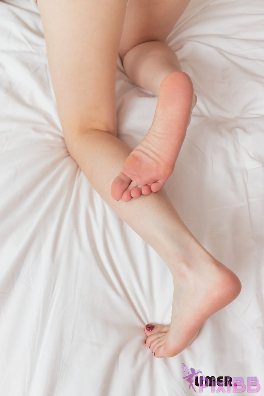 Limerence Original No.113 Beautiful amateur Carol Taking off sneakers and foot extensions PixiBB.COM 044