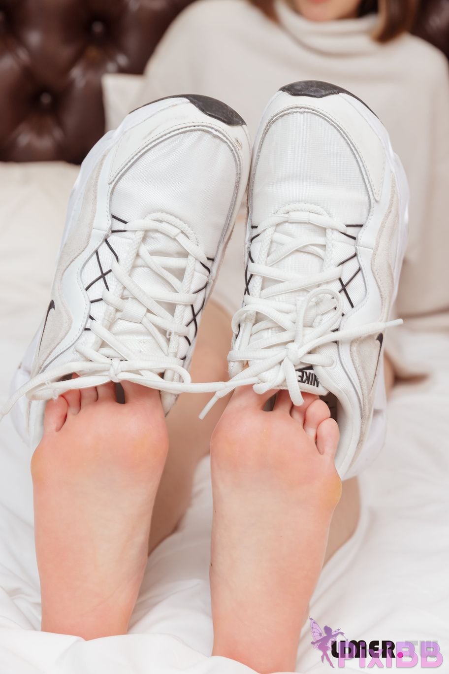 Limerence Original No.113 Beautiful amateur Carol Taking off sneakers and foot extensions PixiBB.COM 119