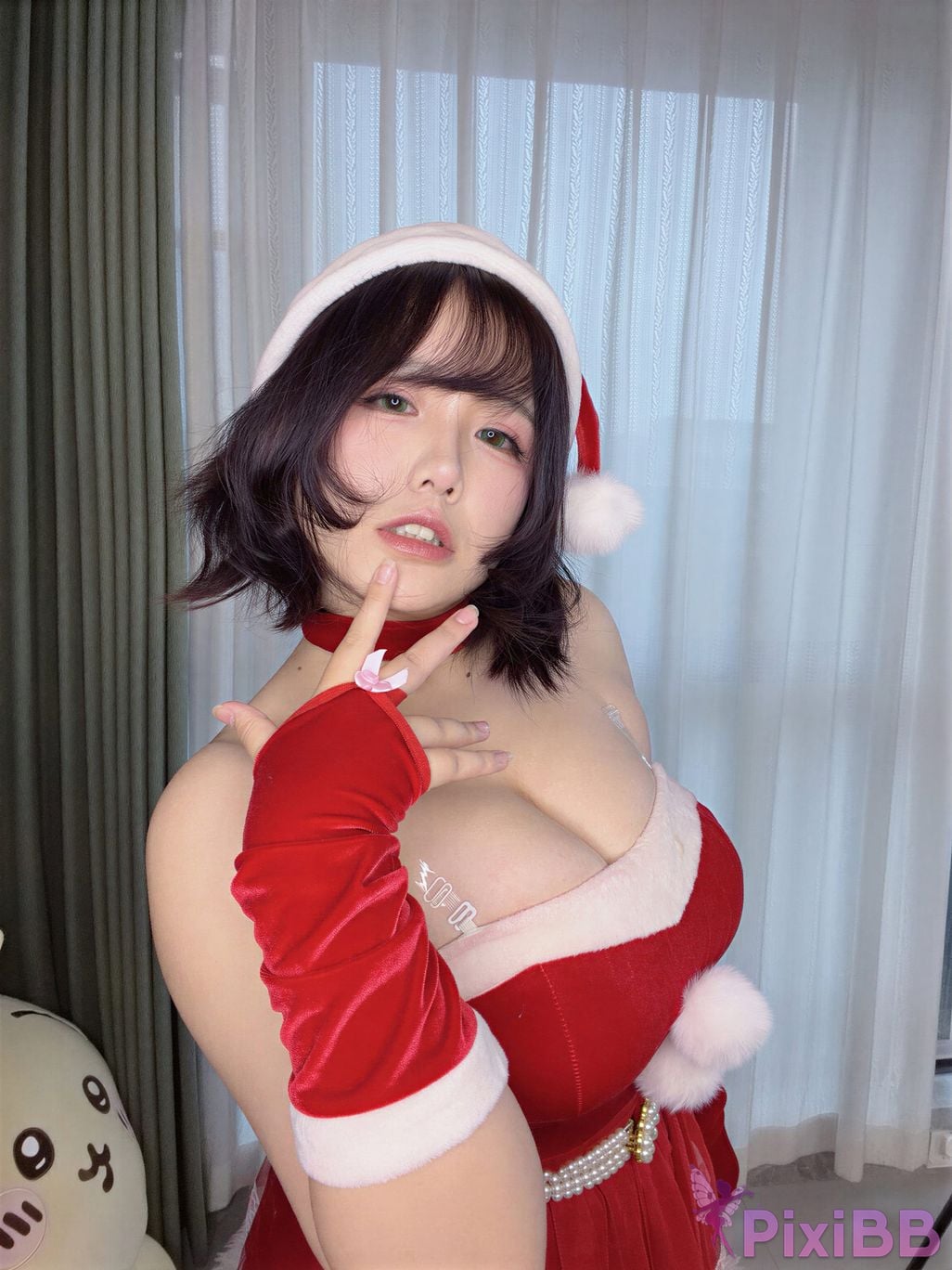 Cosplayer Ah Ban is very happy today 2025 Christmas selfie PixiBB.COM 019