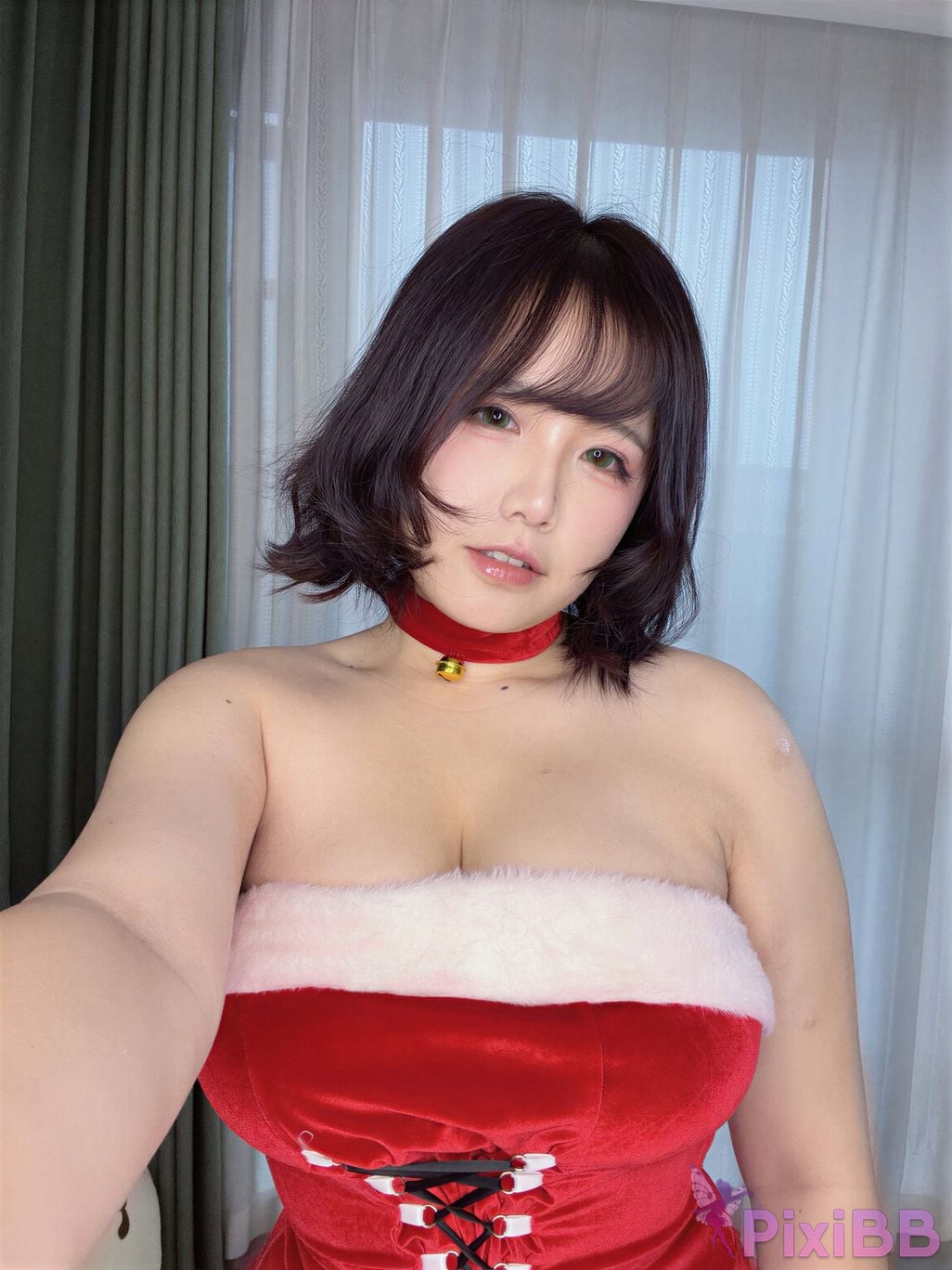 Cosplayer Ah Ban is very happy today 2025 Christmas selfie PixiBB.COM 046