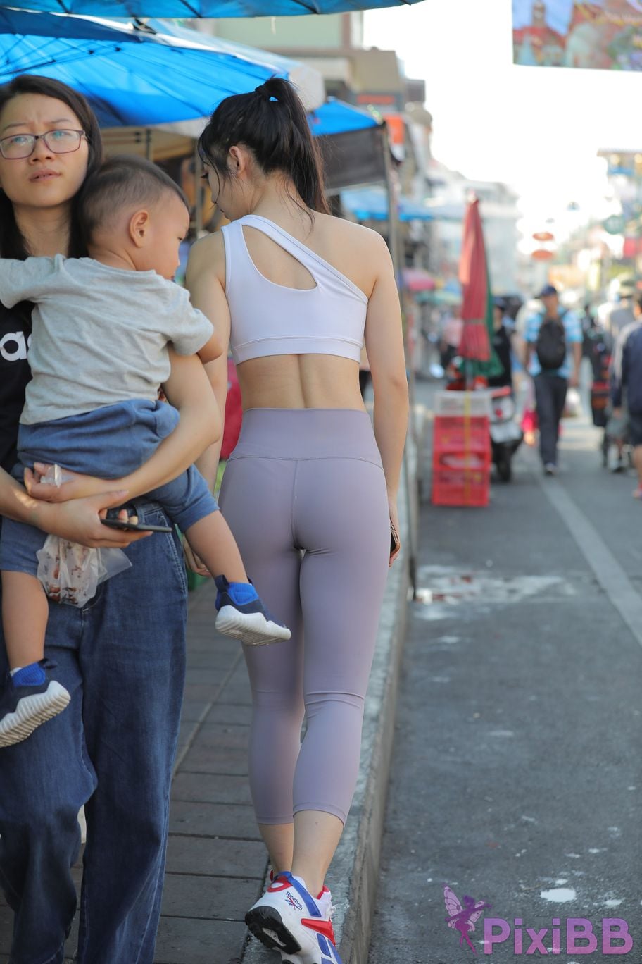 Featured Street Photography Works No.5612 Beautiful girl in gray yoga pants PixiBB.COM 080