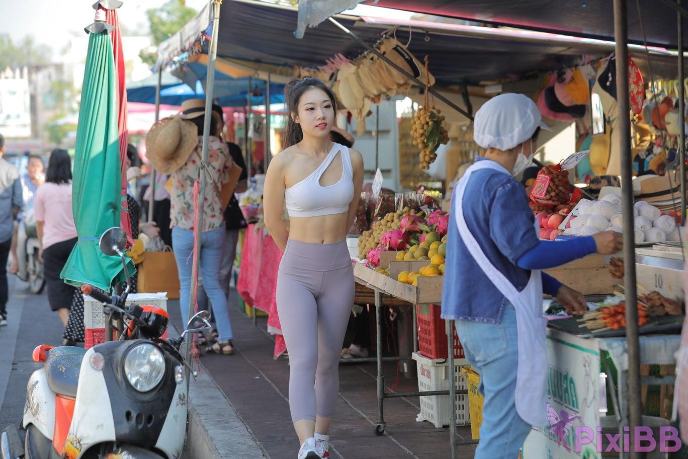 Featured Street Photography Works No.5612 Beautiful girl in gray yoga pants PixiBB.COM 097