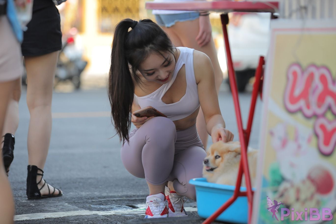 Featured Street Photography Works No.5612 Beautiful girl in gray yoga pants PixiBB.COM 148