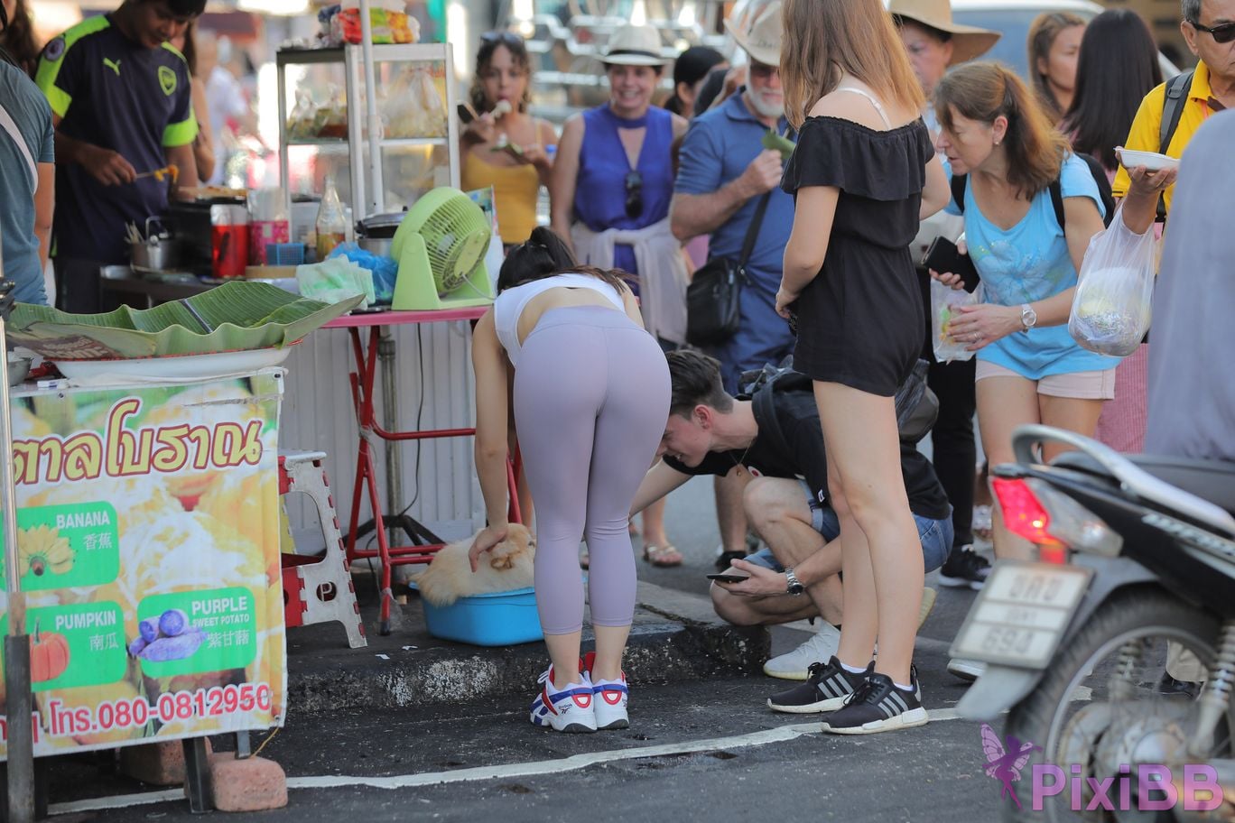 Featured Street Photography Works No.5612 Beautiful girl in gray yoga pants PixiBB.COM 160