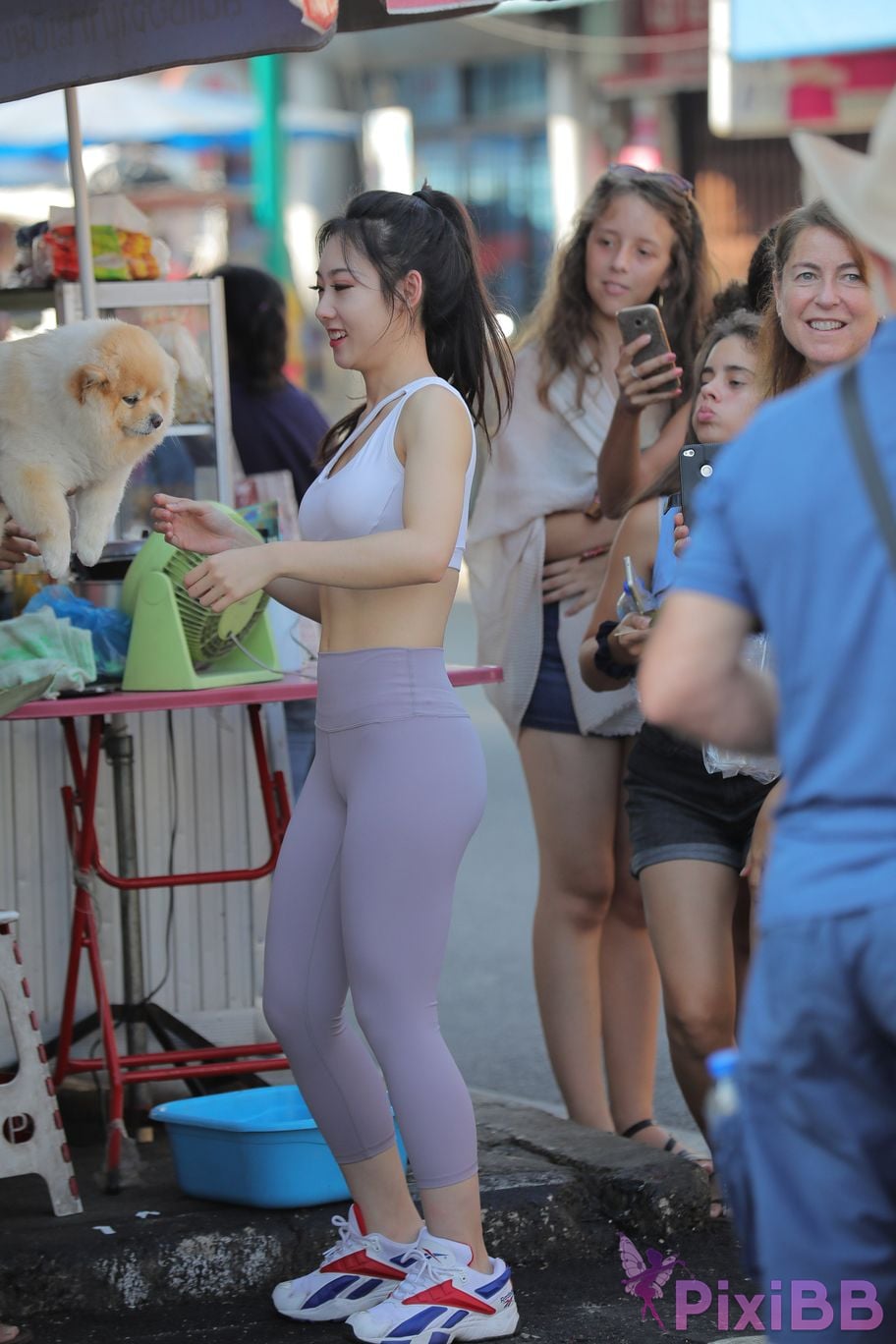 Featured Street Photography Works No.5612 Beautiful girl in gray yoga pants PixiBB.COM 180