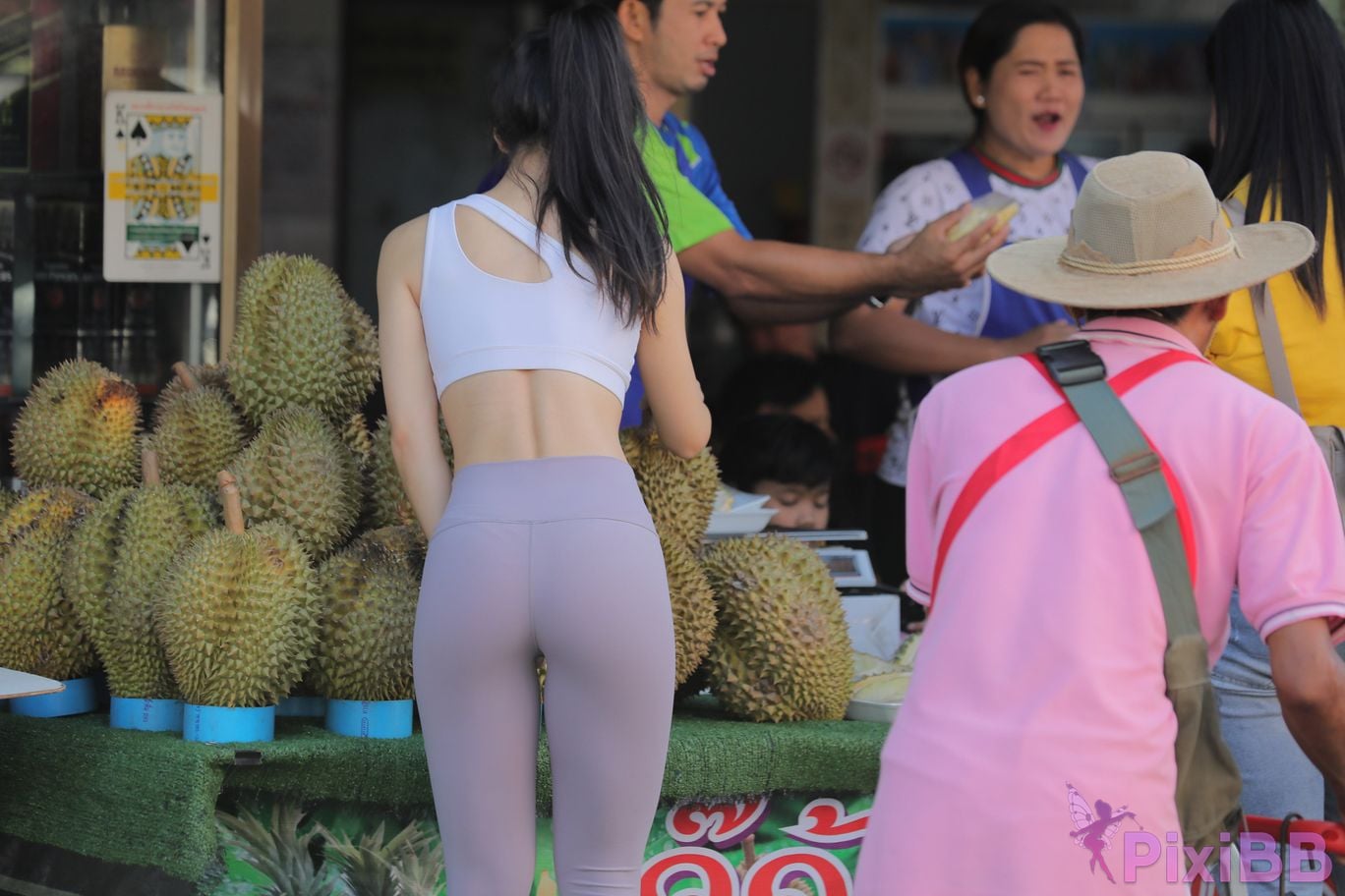 Featured Street Photography Works No.5612 Beautiful girl in gray yoga pants PixiBB.COM 198