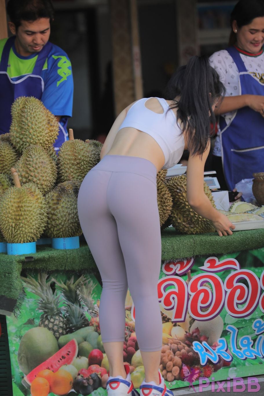Featured Street Photography Works No.5612 Beautiful girl in gray yoga pants PixiBB.COM 200