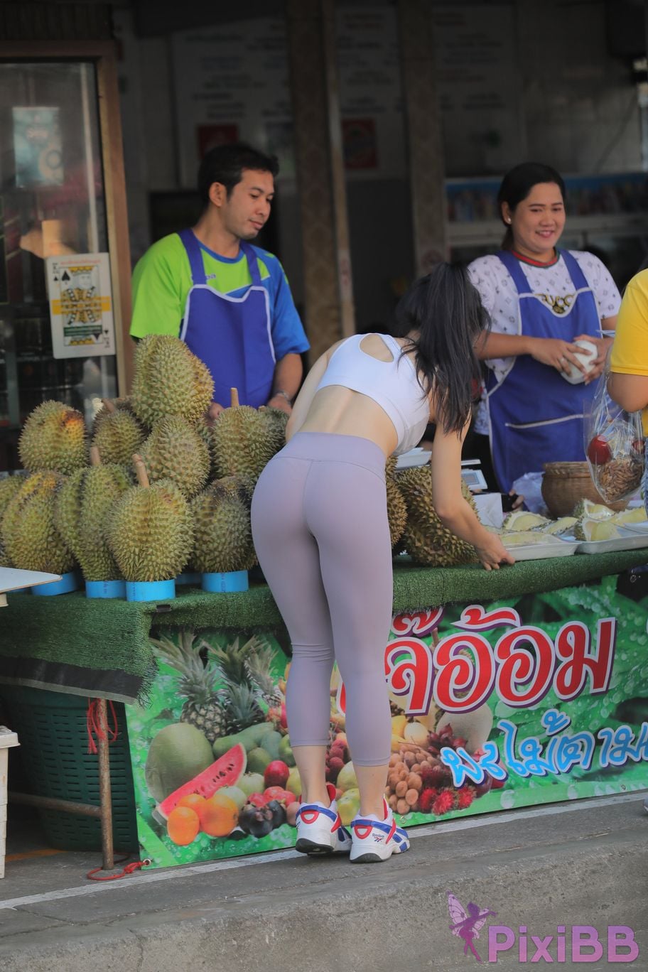 Featured Street Photography Works No.5612 Beautiful girl in gray yoga pants PixiBB.COM 202
