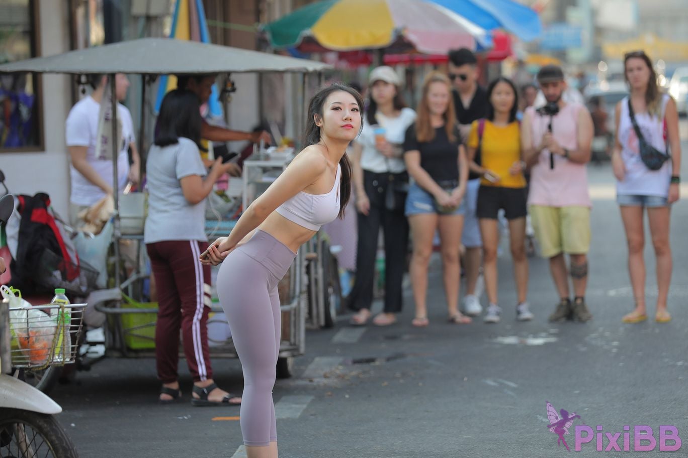 Featured Street Photography Works No.5612 Beautiful girl in gray yoga pants PixiBB.COM 210