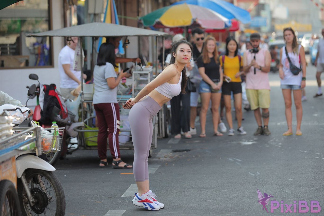 Featured Street Photography Works No.5612 Beautiful girl in gray yoga pants PixiBB.COM 211