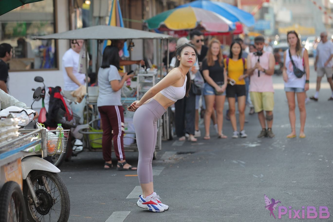 Featured Street Photography Works No.5612 Beautiful girl in gray yoga pants PixiBB.COM 212