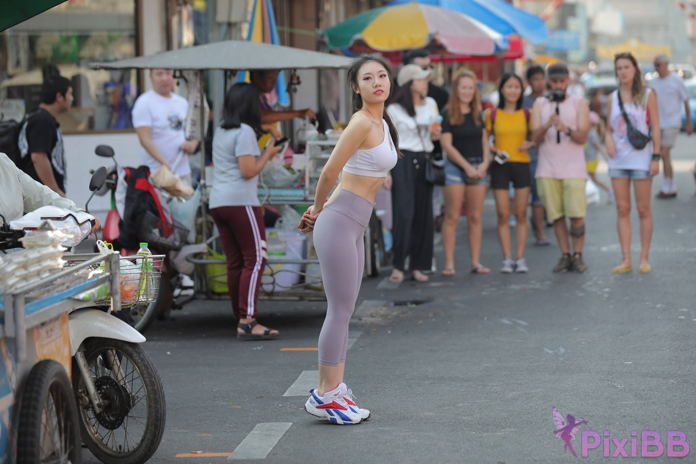 Featured Street Photography Works No.5612 Beautiful girl in gray yoga pants PixiBB.COM 213