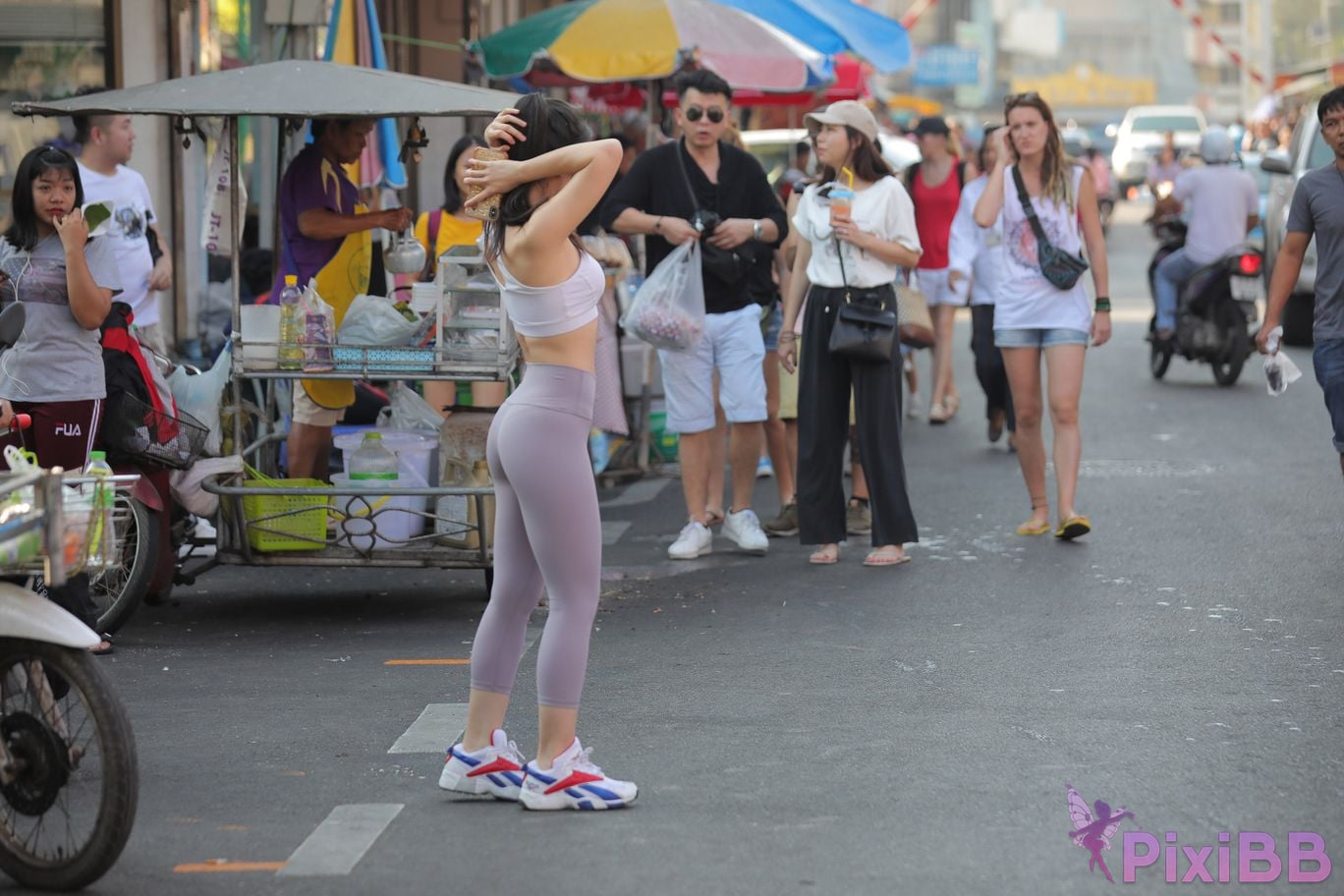 Featured Street Photography Works No.5612 Beautiful girl in gray yoga pants PixiBB.COM 215