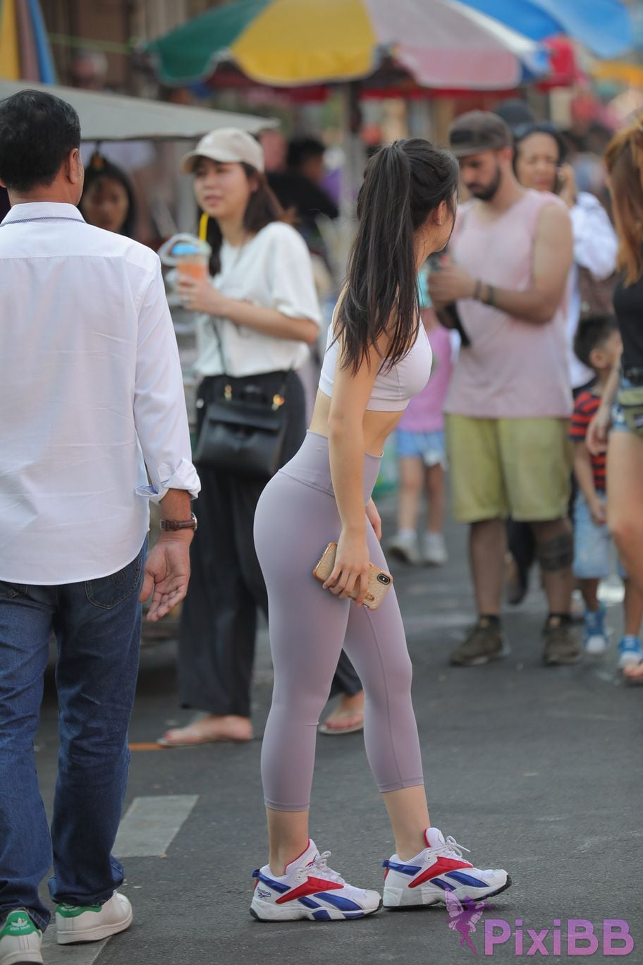 Featured Street Photography Works No.5612 Beautiful girl in gray yoga pants PixiBB.COM 220