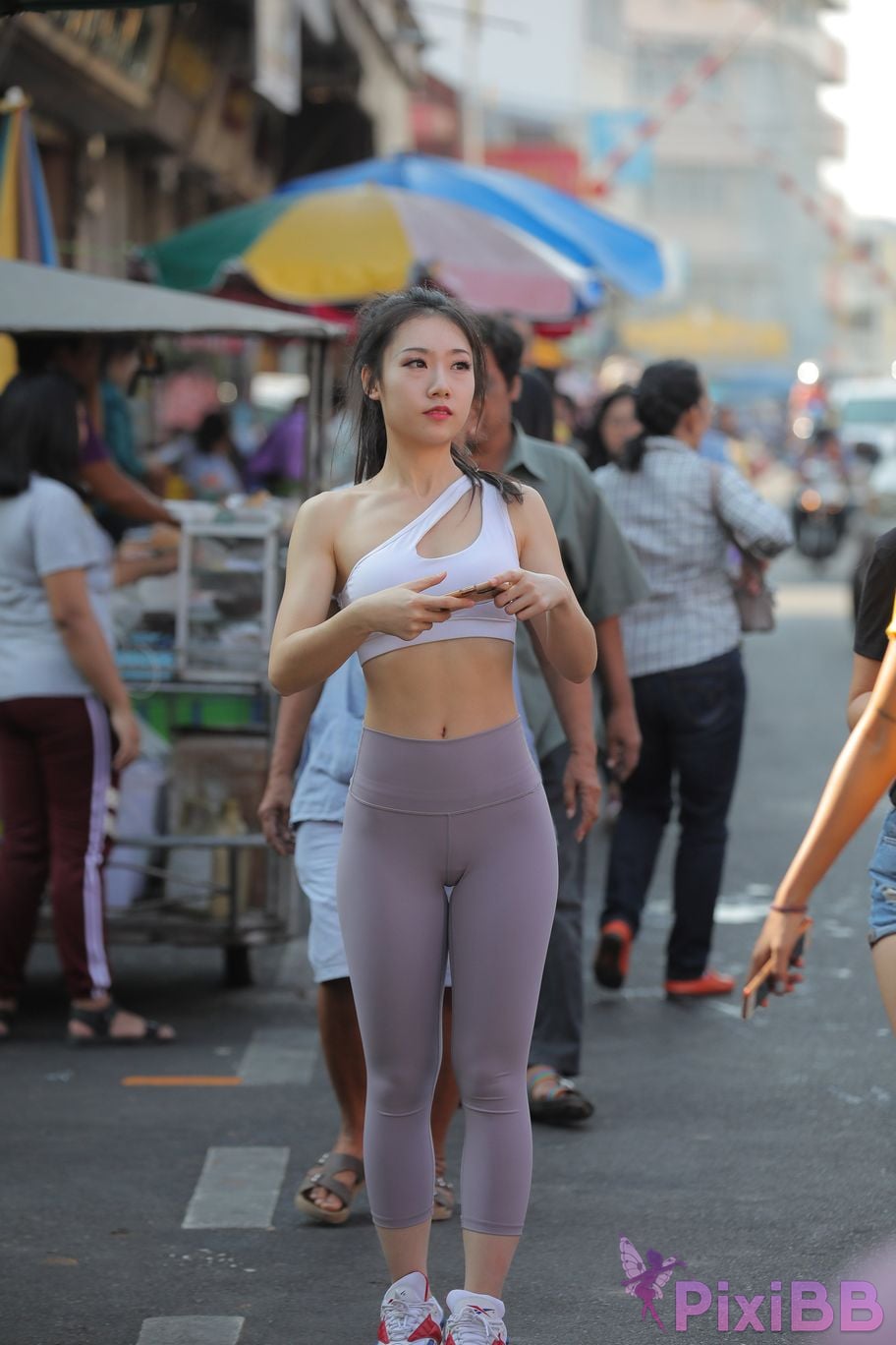 Featured Street Photography Works No.5612 Beautiful girl in gray yoga pants PixiBB.COM 245