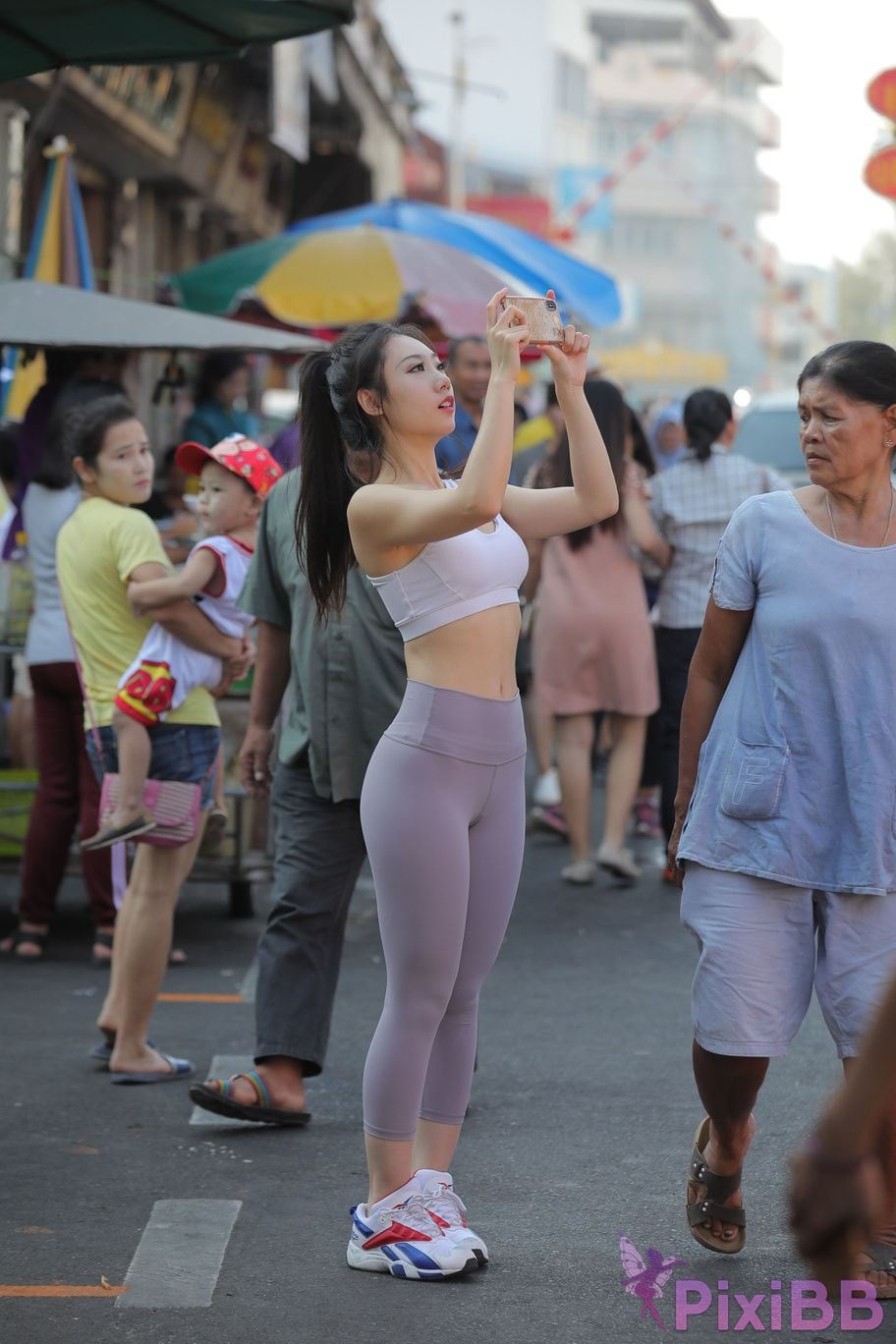 Featured Street Photography Works No.5612 Beautiful girl in gray yoga pants PixiBB.COM 250