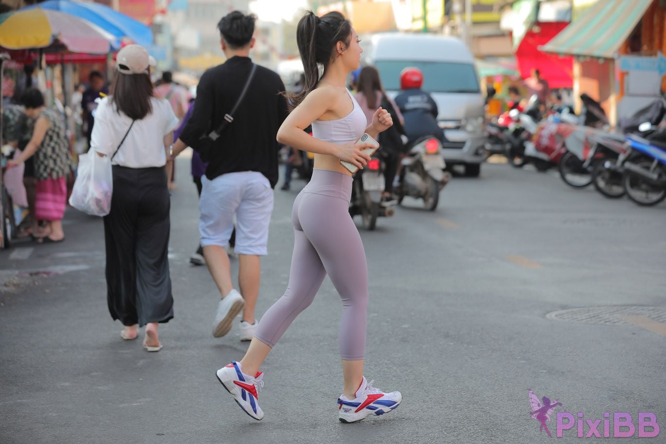 Featured Street Photography Works No.5612 Beautiful girl in gray yoga pants PixiBB.COM 290