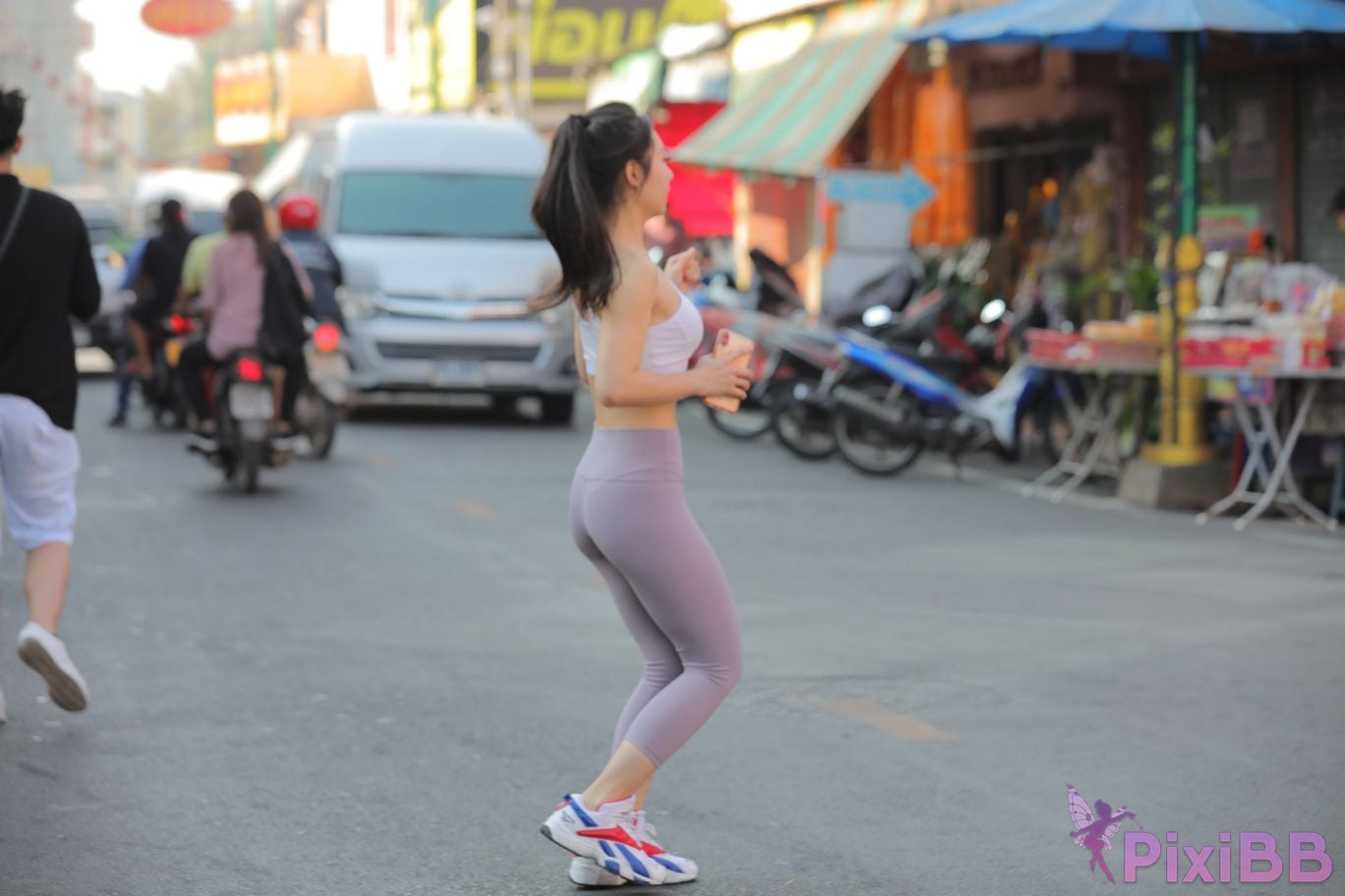 Featured Street Photography Works No.5612 Beautiful girl in gray yoga pants PixiBB.COM 292
