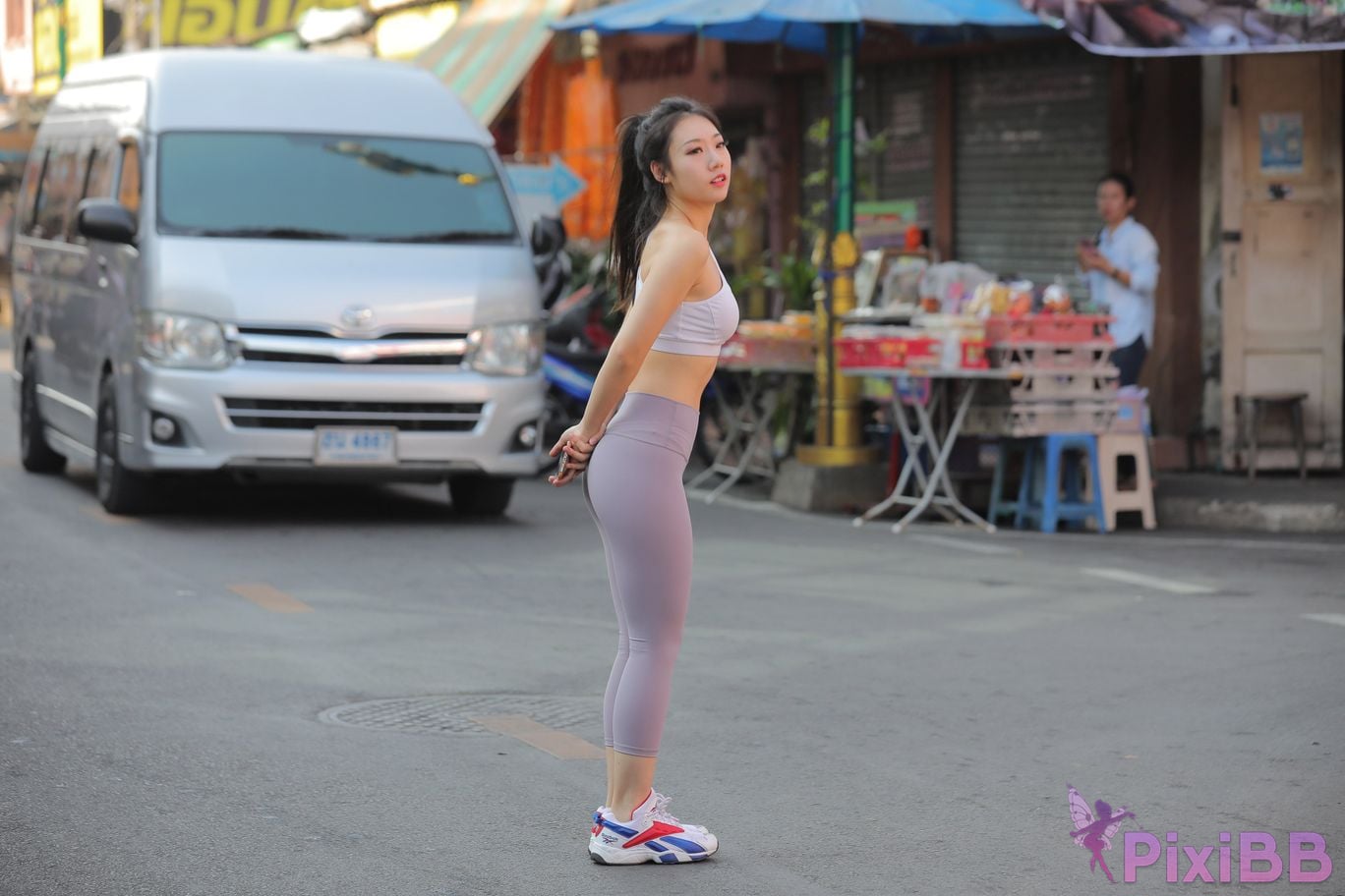 Featured Street Photography Works No.5612 Beautiful girl in gray yoga pants PixiBB.COM 299