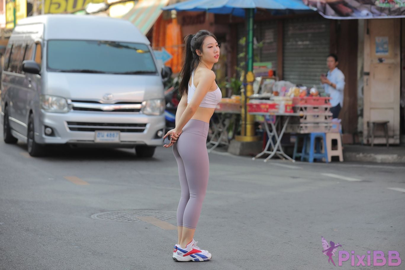 Featured Street Photography Works No.5612 Beautiful girl in gray yoga pants PixiBB.COM 300