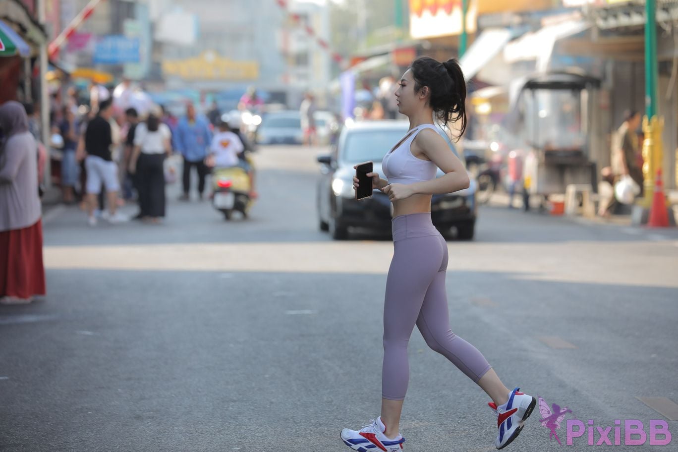 Featured Street Photography Works No.5612 Beautiful girl in gray yoga pants PixiBB.COM 320