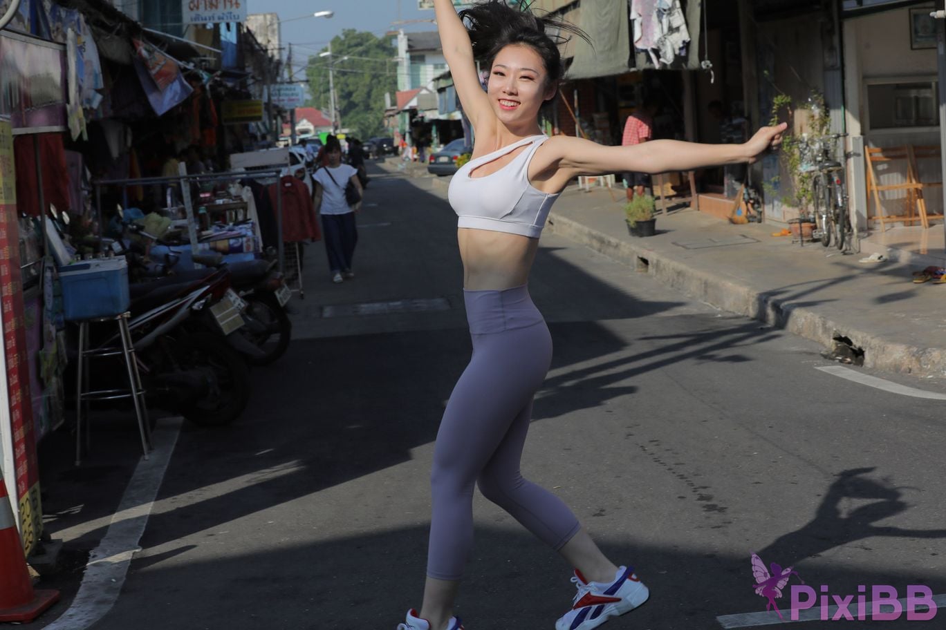 Featured Street Photography Works No.5612 Beautiful girl in gray yoga pants PixiBB.COM 395