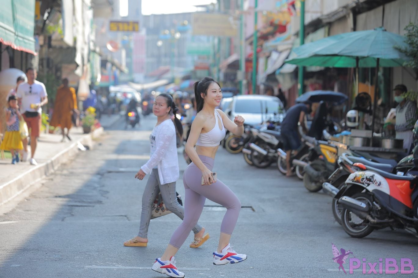 Featured Street Photography Works No.5612 Beautiful girl in gray yoga pants PixiBB.COM 406