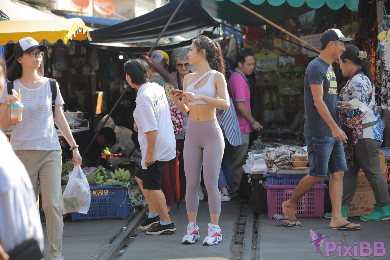 Featured Street Photography Works No.5612 Beautiful girl in gray yoga pants PixiBB.COM 414
