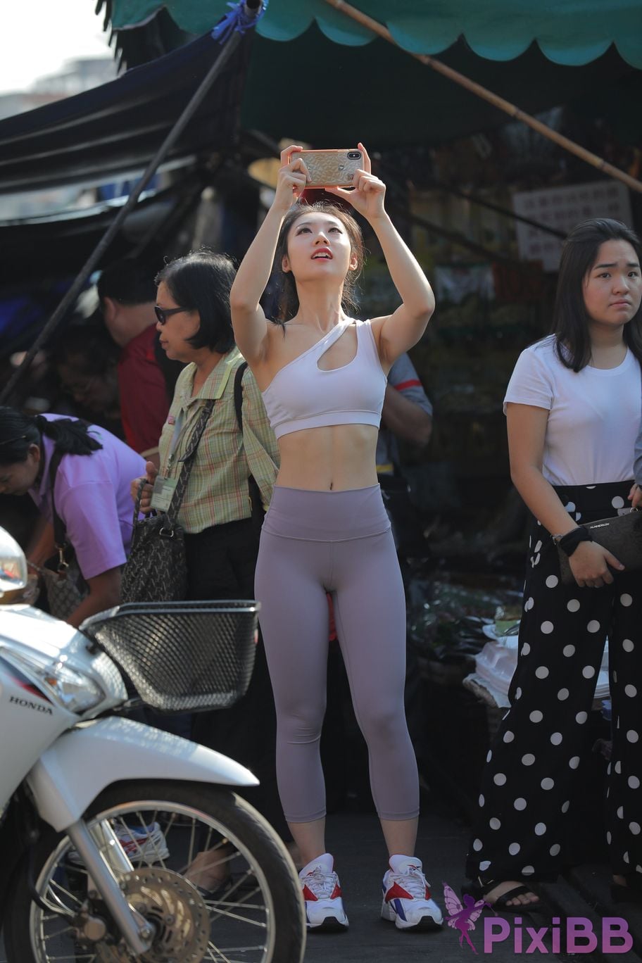 Featured Street Photography Works No.5612 Beautiful girl in gray yoga pants PixiBB.COM 430