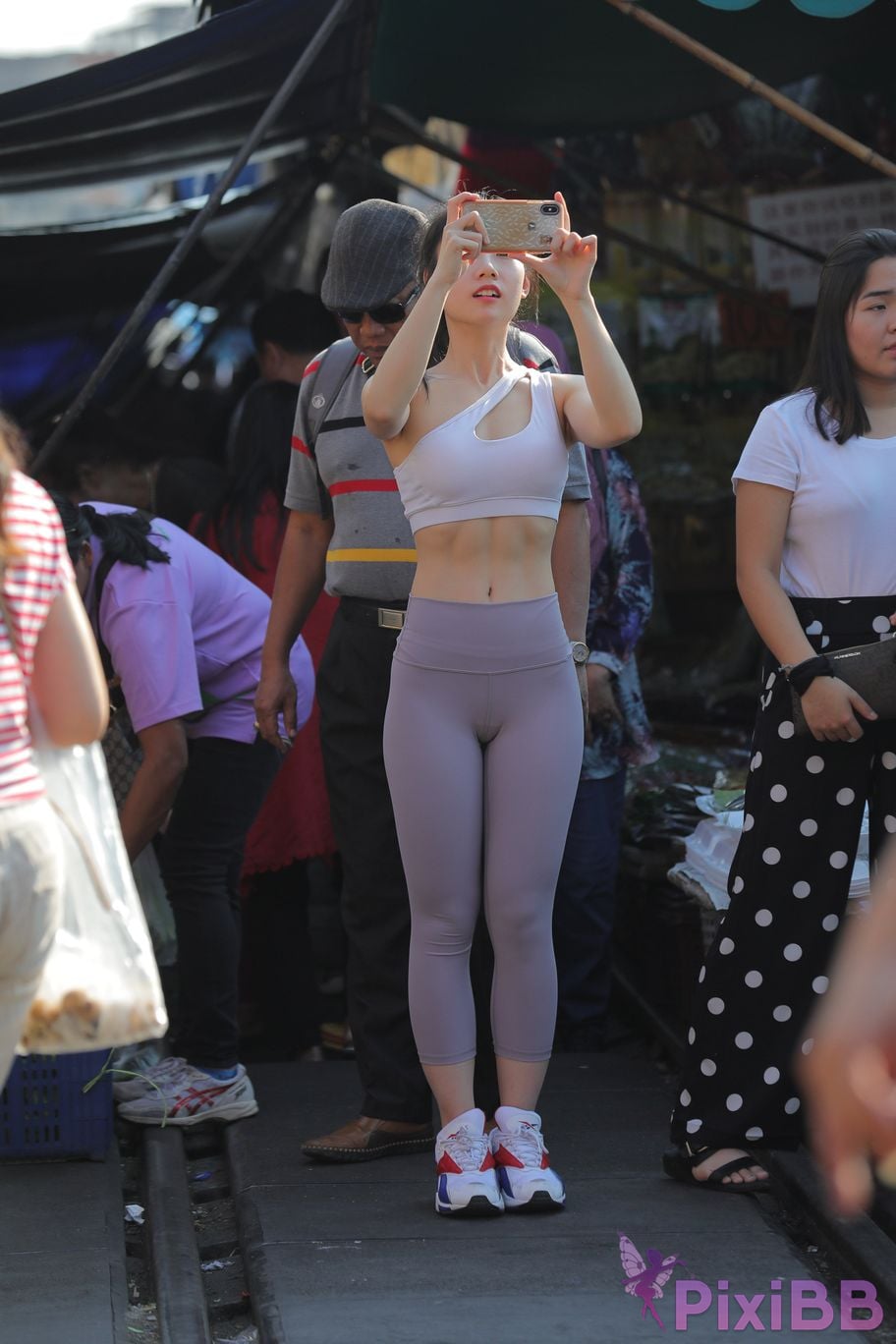 Featured Street Photography Works No.5612 Beautiful girl in gray yoga pants PixiBB.COM 432