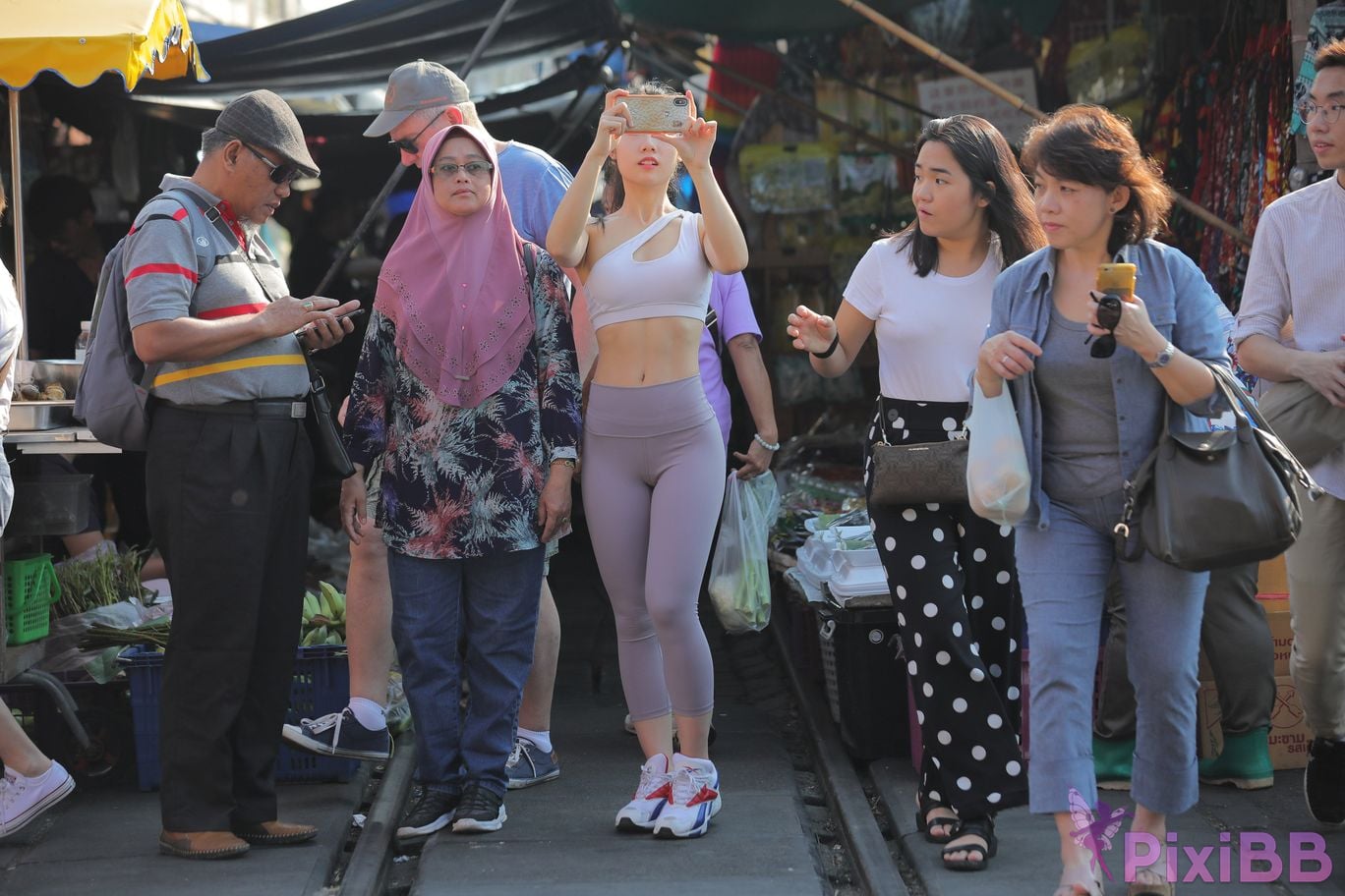 Featured Street Photography Works No.5612 Beautiful girl in gray yoga pants PixiBB.COM 444