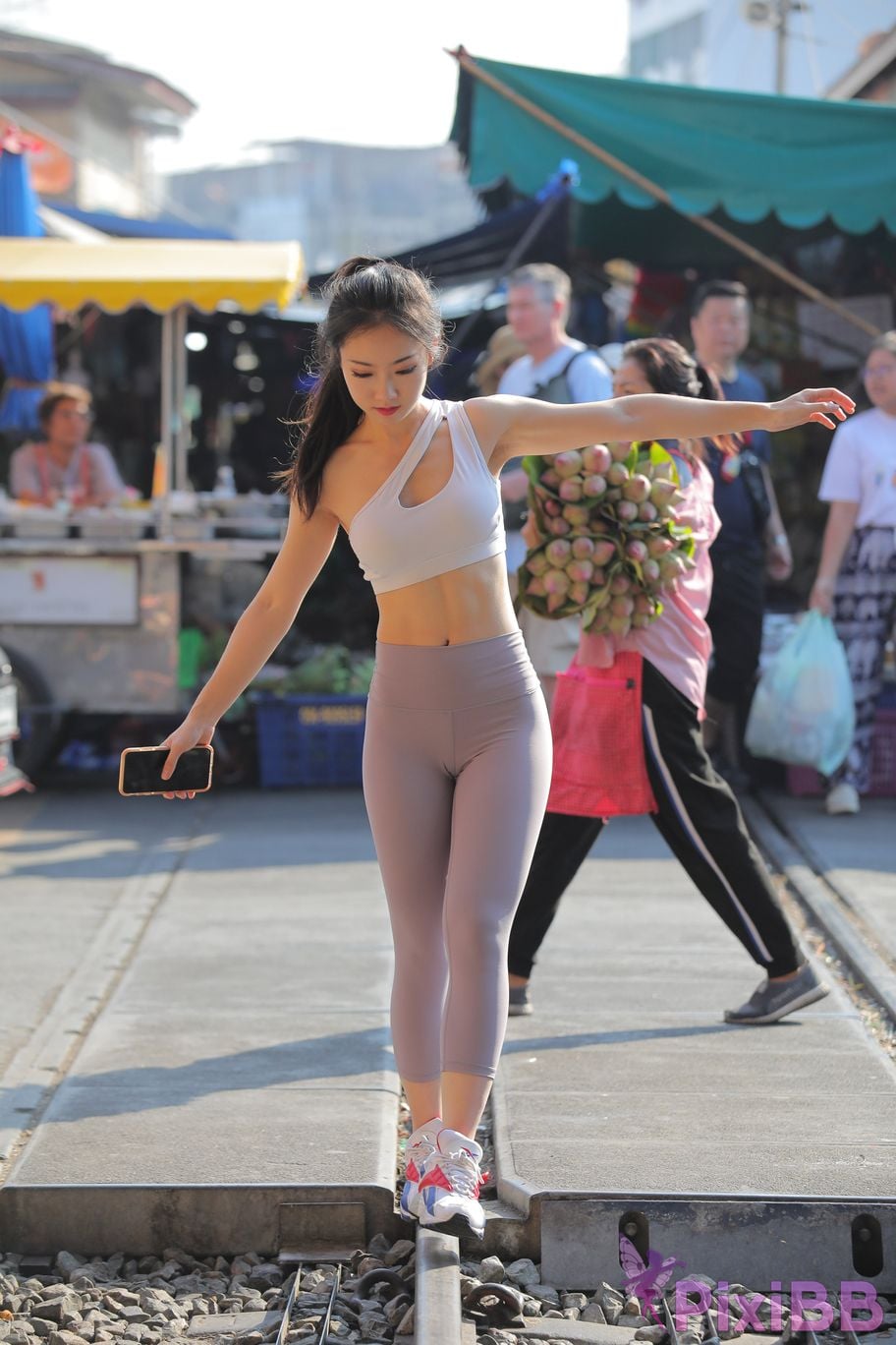 Featured Street Photography Works No.5612 Beautiful girl in gray yoga pants PixiBB.COM 465