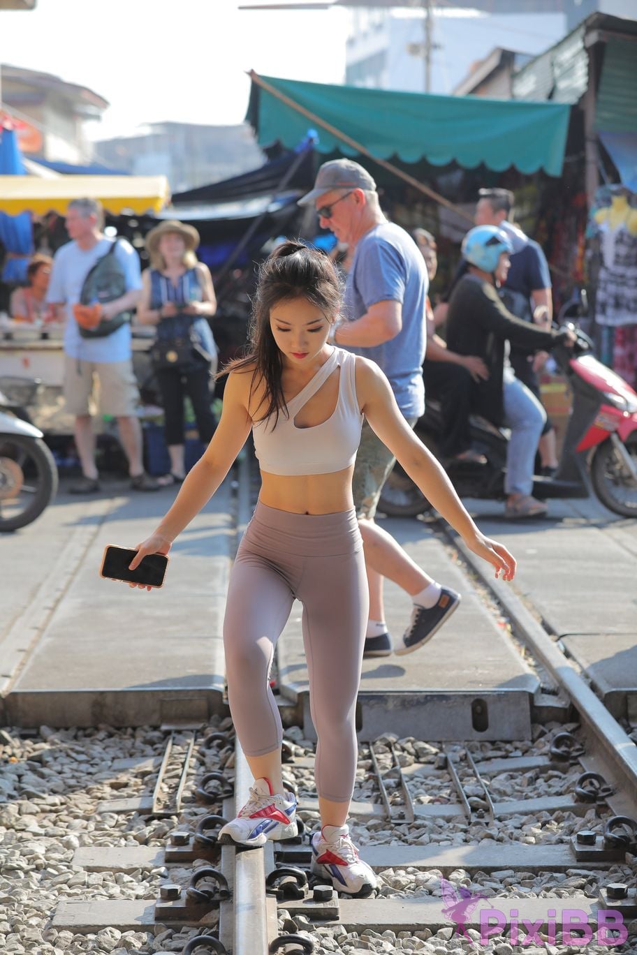 Featured Street Photography Works No.5612 Beautiful girl in gray yoga pants PixiBB.COM 476