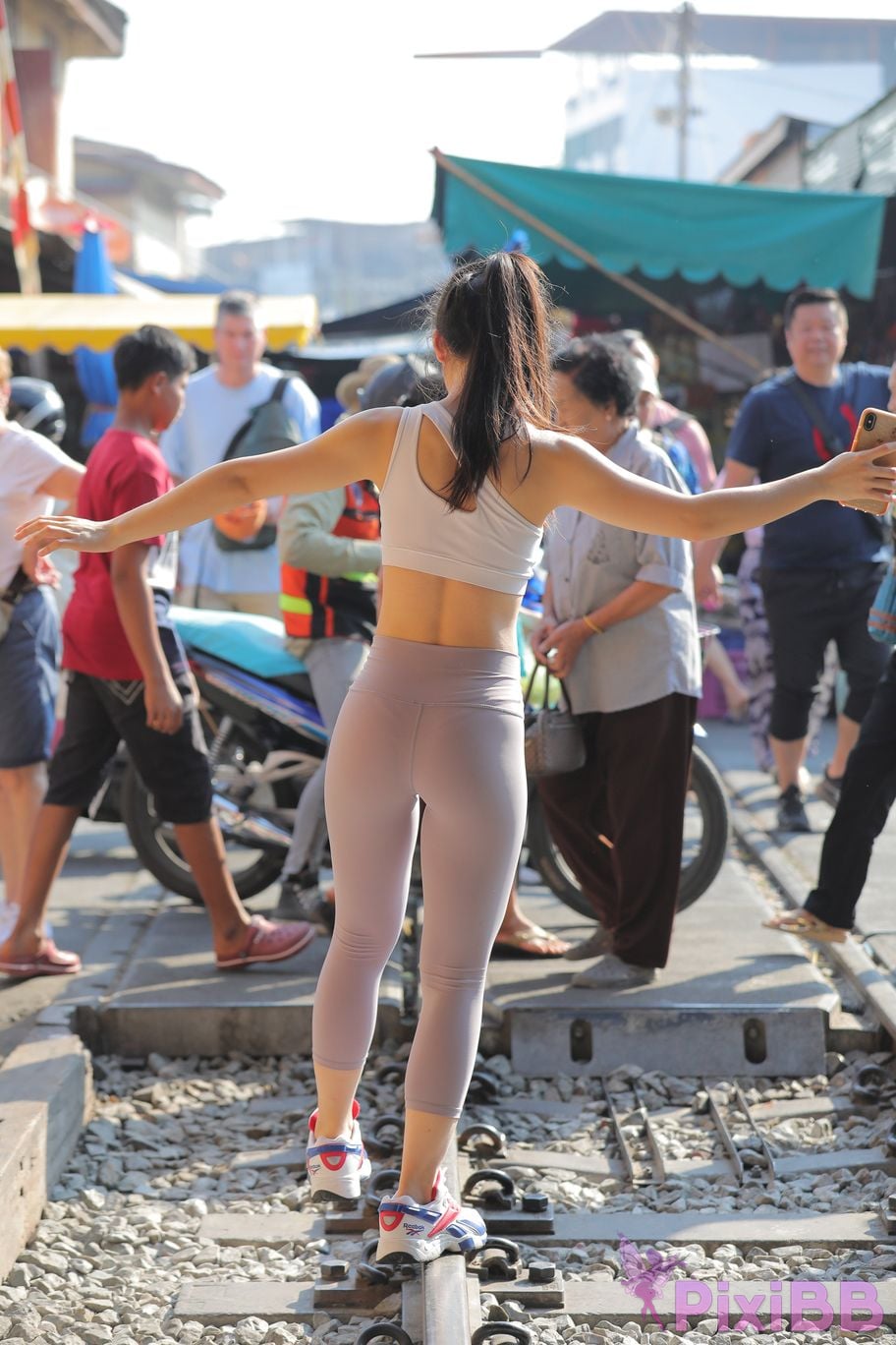 Featured Street Photography Works No.5612 Beautiful girl in gray yoga pants PixiBB.COM 478