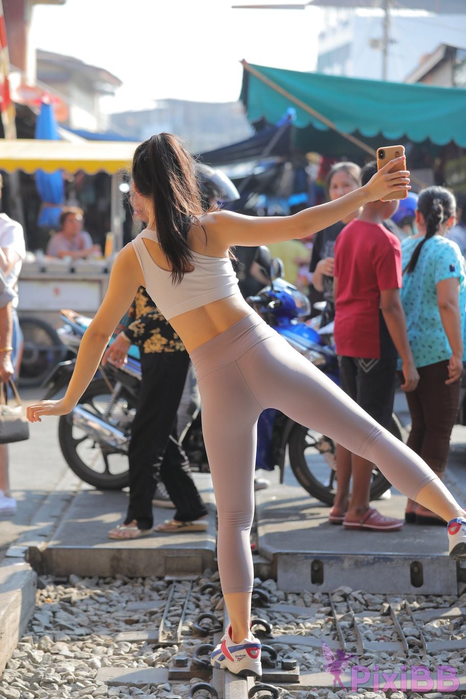 Featured Street Photography Works No.5612 Beautiful girl in gray yoga pants PixiBB.COM 489