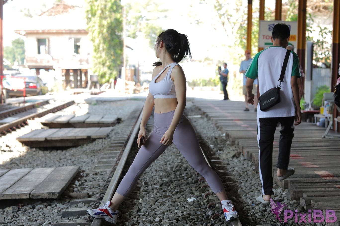 Featured Street Photography Works No.5612 Beautiful girl in gray yoga pants PixiBB.COM 575