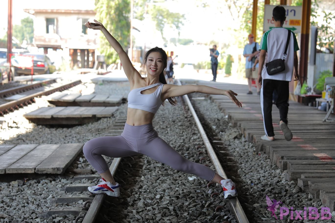 Featured Street Photography Works No.5612 Beautiful girl in gray yoga pants PixiBB.COM 577
