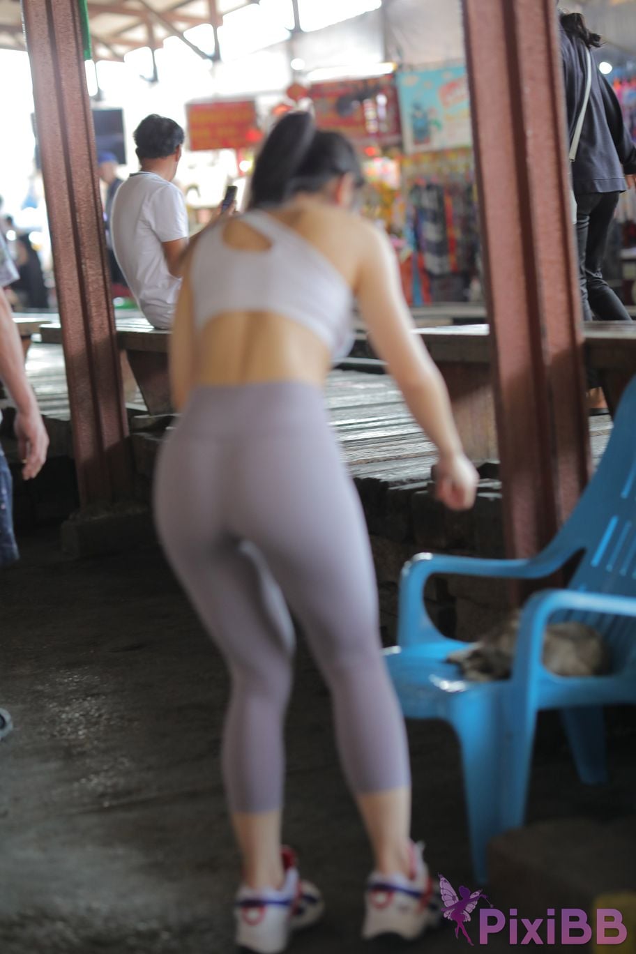 Featured Street Photography Works No.5612 Beautiful girl in gray yoga pants PixiBB.COM 599