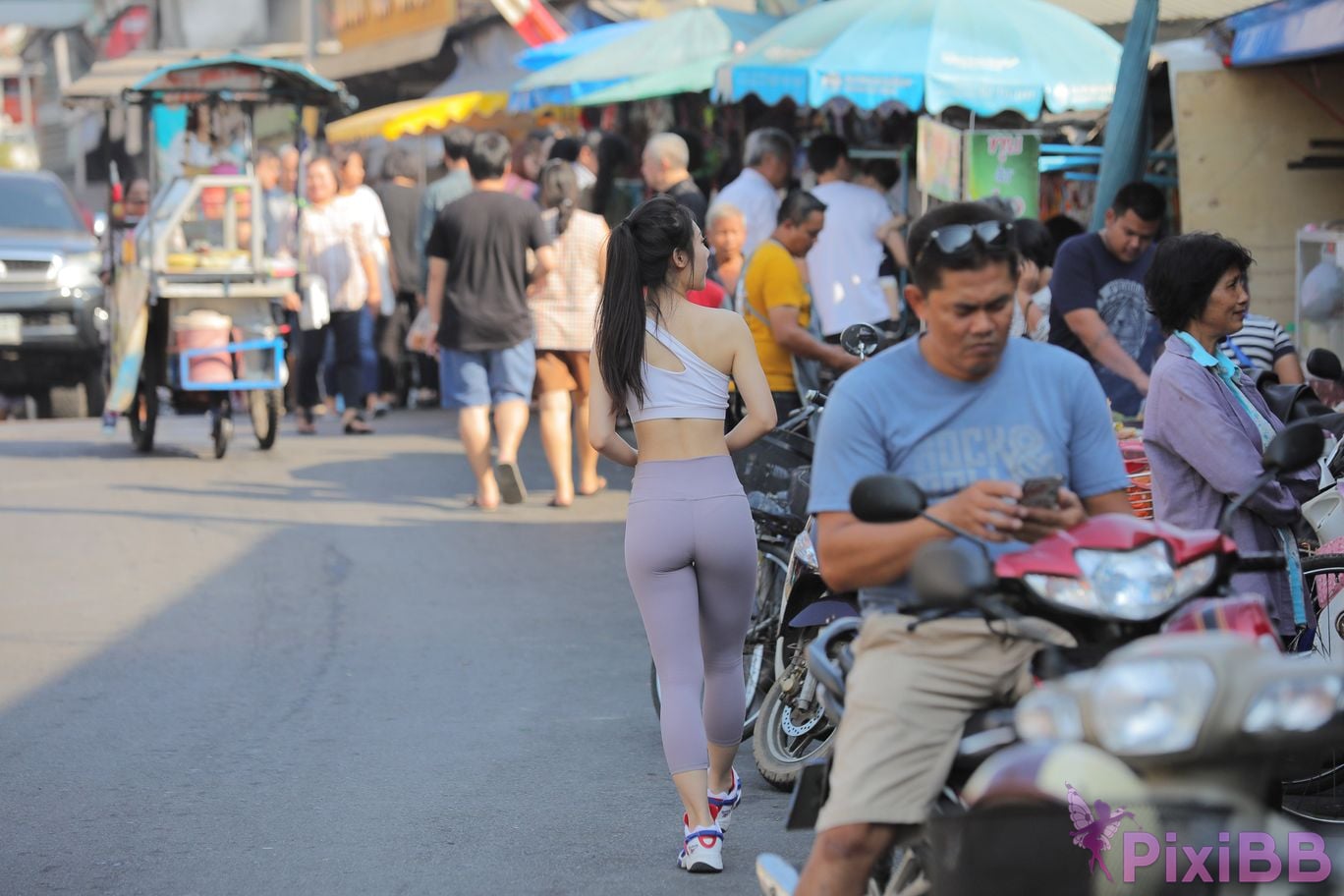Featured Street Photography Works No.5612 Beautiful girl in gray yoga pants PixiBB.COM 664