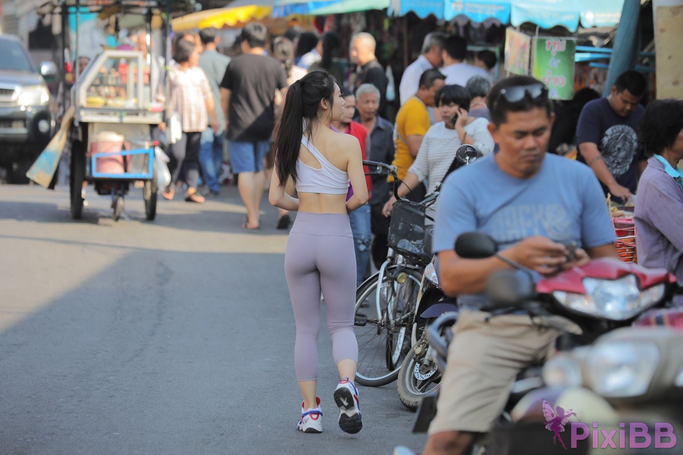 Featured Street Photography Works No.5612 Beautiful girl in gray yoga pants PixiBB.COM 666