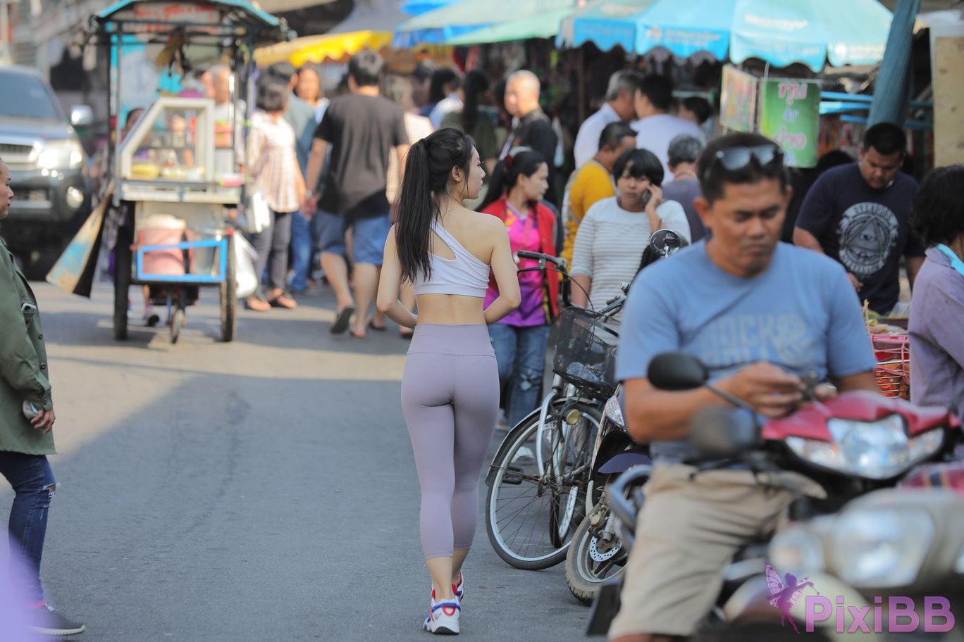 Featured Street Photography Works No.5612 Beautiful girl in gray yoga pants PixiBB.COM 668