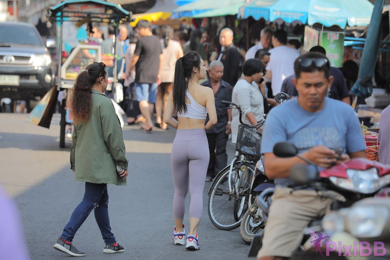 Featured Street Photography Works No.5612 Beautiful girl in gray yoga pants PixiBB.COM 670