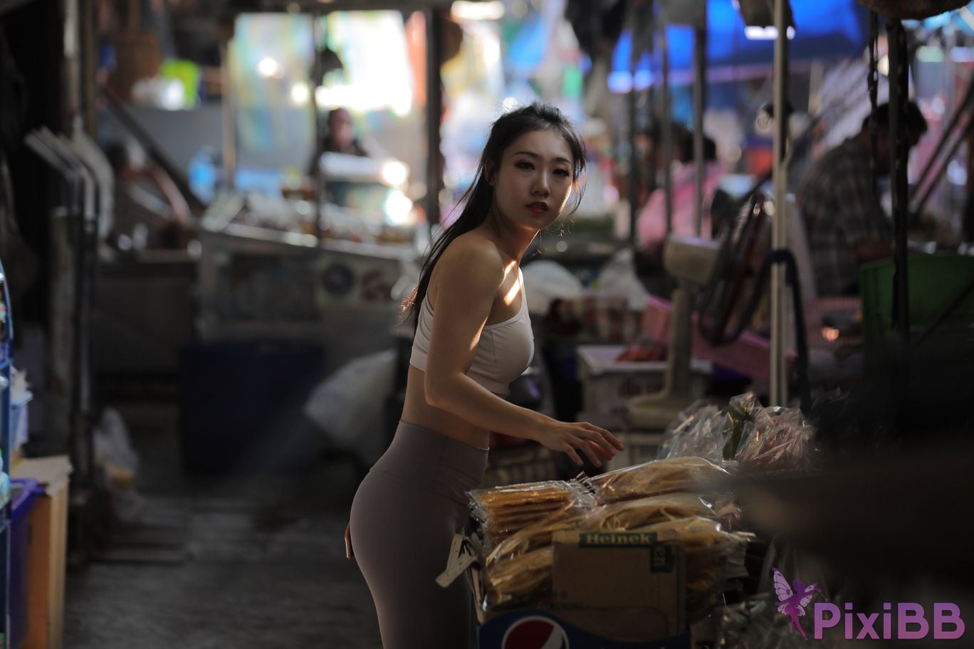 Featured Street Photography Works No.5612 Beautiful girl in gray yoga pants PixiBB.COM 694