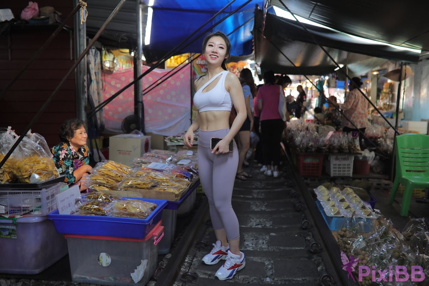 Featured Street Photography Works No.5612 Beautiful girl in gray yoga pants PixiBB.COM 699