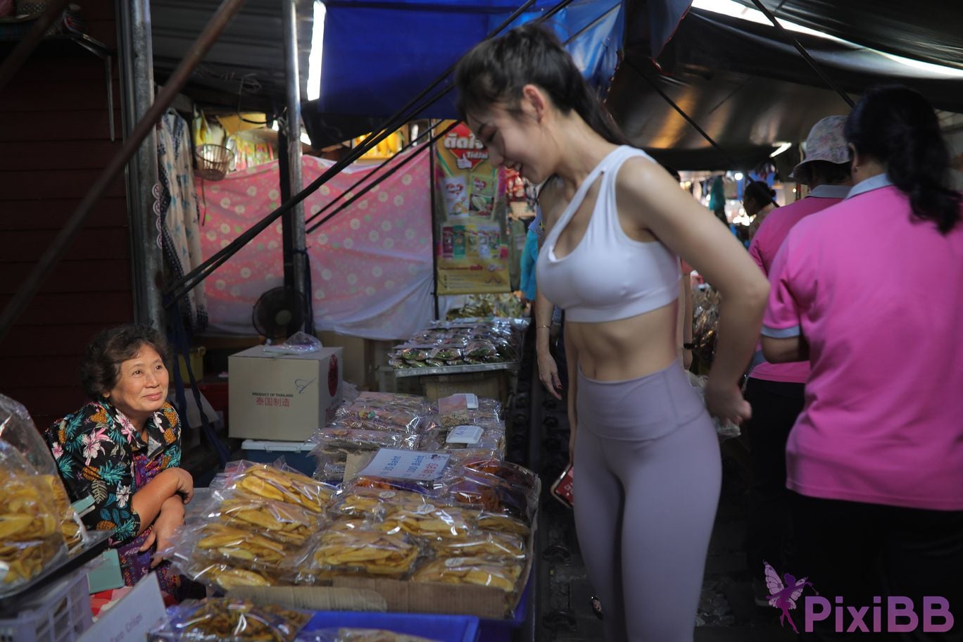 Featured Street Photography Works No.5612 Beautiful girl in gray yoga pants PixiBB.COM 700