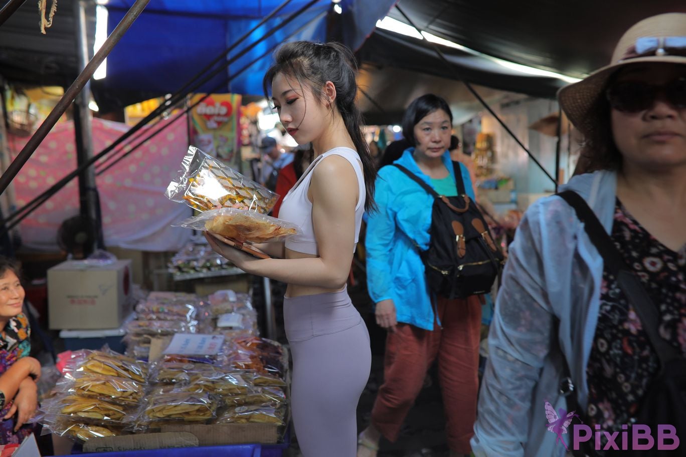 Featured Street Photography Works No.5612 Beautiful girl in gray yoga pants PixiBB.COM 705